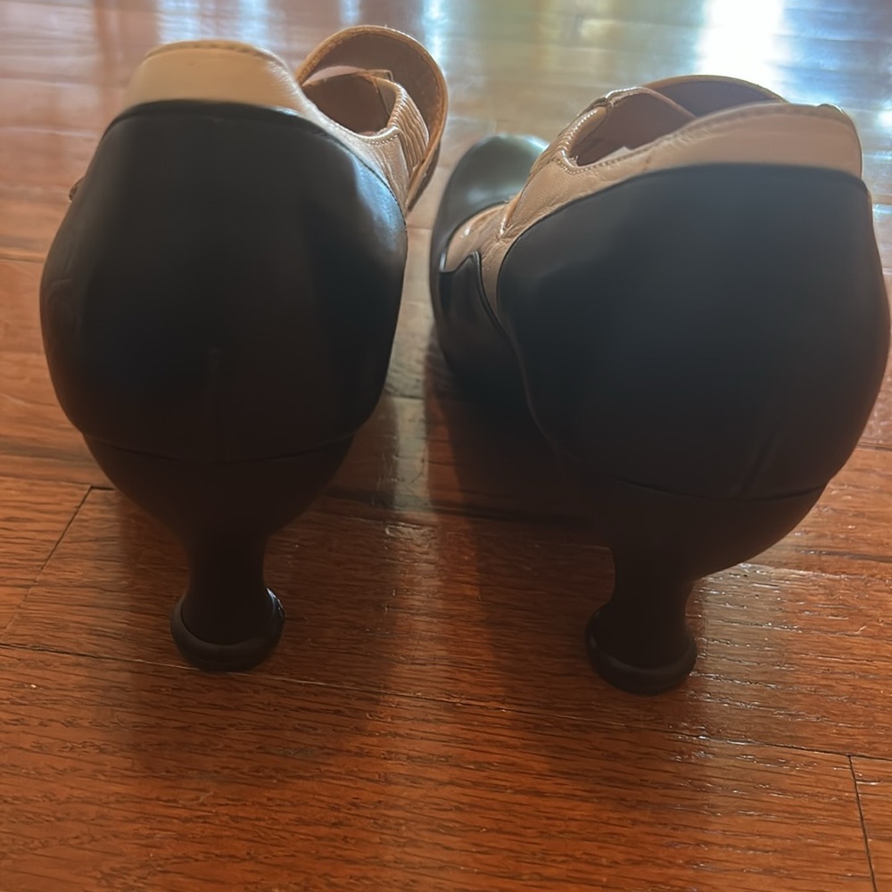 John Fluevog Bellevues Pearl Hart Criss Cross Mary Jane. Excellent Pre Owned. - Picture 6 of 11